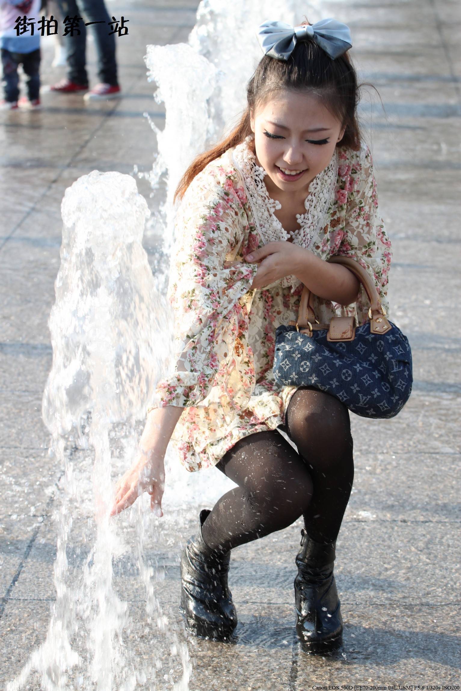 [online collection] sister Heisi riding on a man's shoulder on August 21, 2013